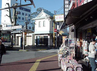 成田駅前交番の写真