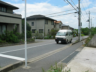 走行車両の直後の横断右を見たところの写真