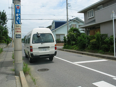 走行車両の直後の横断左を見たところの写真