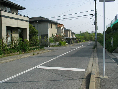 走行車両の直後の横断左を見たところの写真