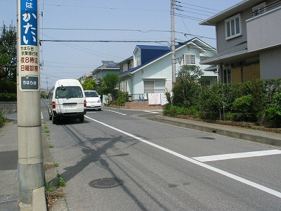 左から車が近づいてくる写真