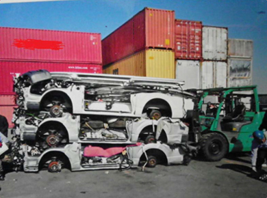 港のコンテナ内から発見された盗難車両の画像