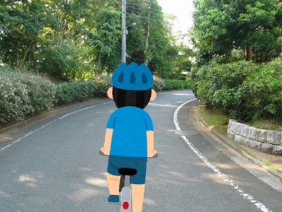 自転車でカーブを通る写真